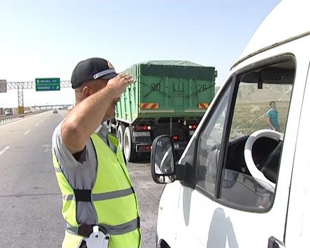 Yol polisi sürücüyə: Yorğunsansa, üzünə su vur - VİDEO - YENİLƏNİB