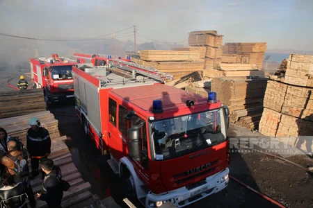 Bakıda inşaat materialları bazarındakı yanğının açıq alov mənbələri söndürülüb - YENİLƏNİB-7