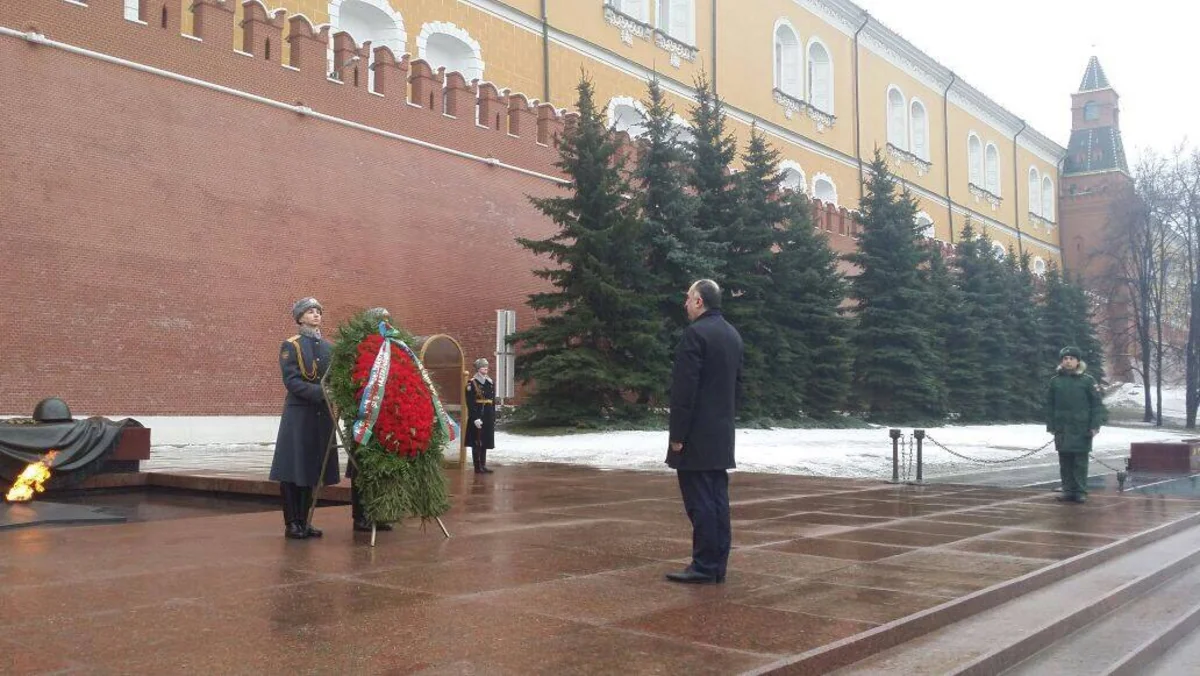 Azərbaycan XİN başçısı Moskvada naməlum əsgərin abidəsini ziyarət edib