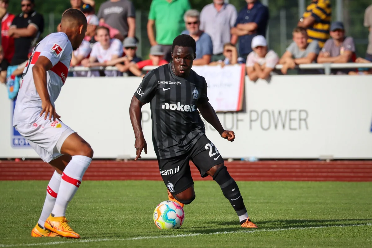 Qarabağın rəqibi hücumçusunu satır