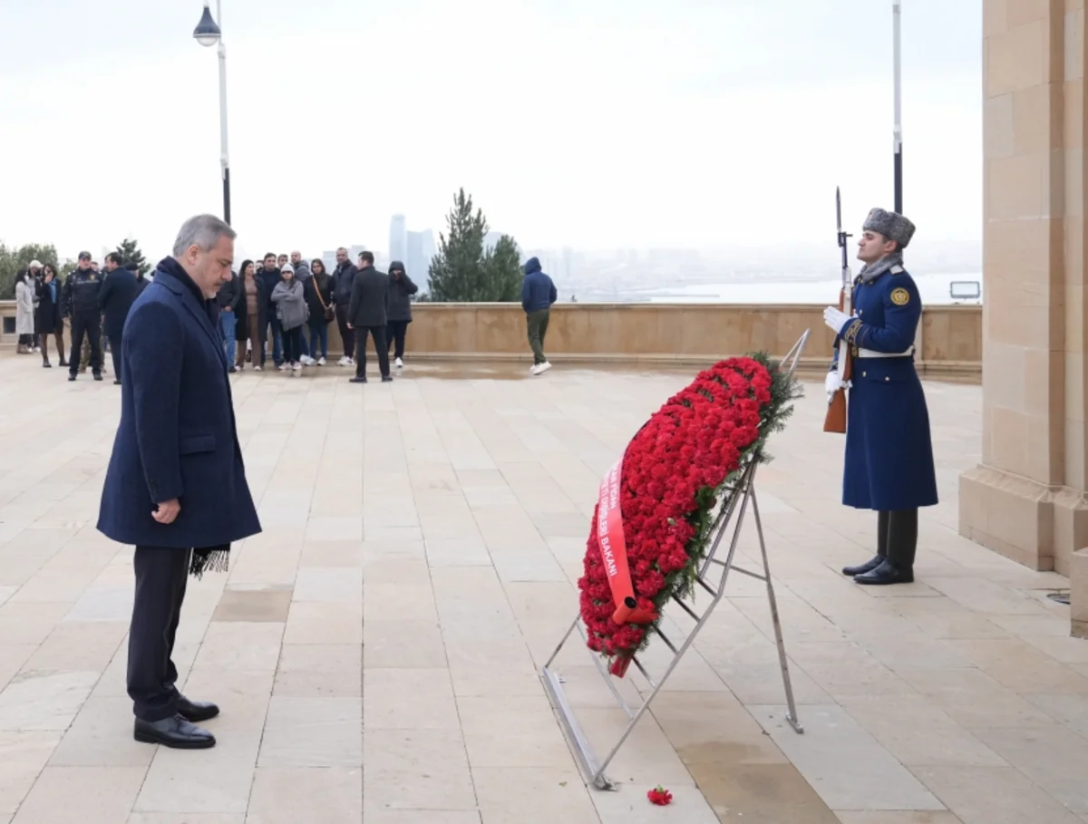 Turkish FM visits Alleys of Honor and Martyrs 