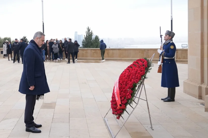 Turkish FM visits Alleys of Honor and Martyrs 
