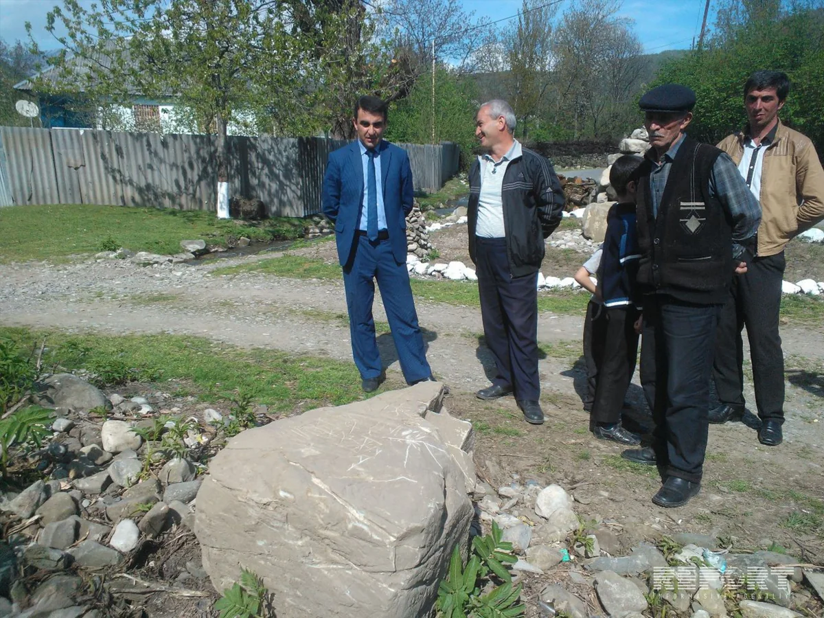 Oğuzda üzərində qayaüstü təsvirlər, yazılar olan qədim daş tapılıb