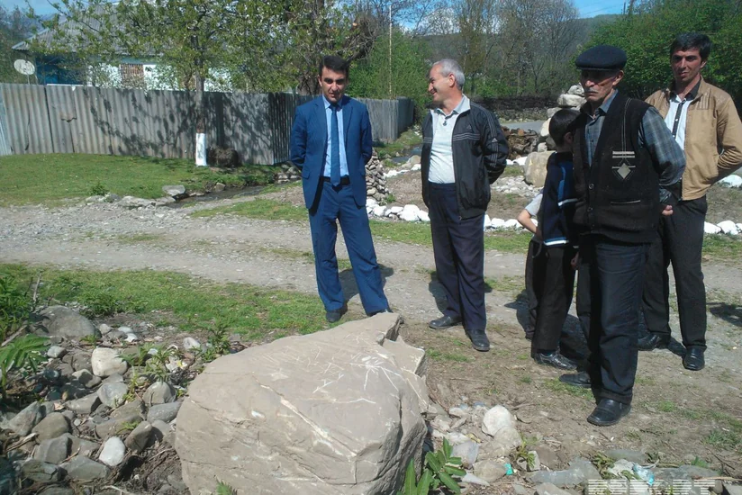 Oğuzda üzərində qayaüstü təsvirlər, yazılar olan qədim daş tapılıb