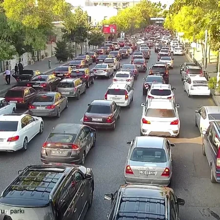 Bakının bir sıra yollarında tıxac yaranıb - SİYAHI