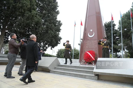 Türkiyənin Azərbaycandakı yeni səfiri Fəxri və Şəhidlər xiyabanlarını ziyarət edib