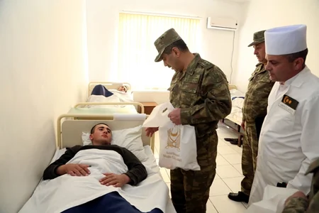 ​Azərbaycan müdafiə naziri: Biz düşmənə elə zərbələr endiririk ki, onlar qorxub qaçırlar
