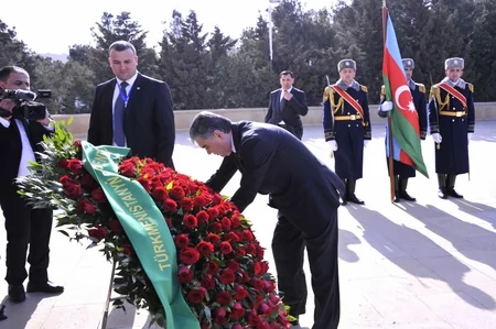Qurbanqulu Berdiməhəmmədov Şəhidlər xiyabanını ziyarət edib