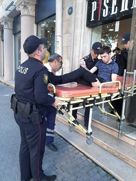 Bakıda halı pisləşən şəxs polis əməkdaşlarının köməkliyi ilə xəstəxanaya çatdırılıb