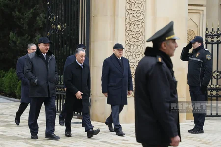 Azərbaycan xalqı Fəxri xiyabanda Ümummilli Liderin məzarını ziyarət edir