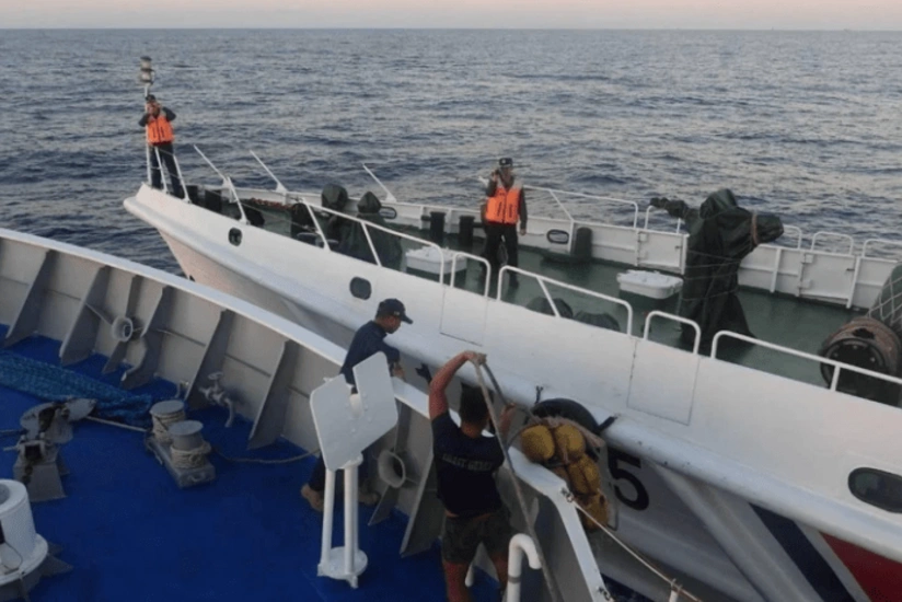 Chinese and Philippine vessels collide in South China Sea