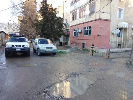 Güclü külək Xaçmazda binanın dam örtüyünü uçurub