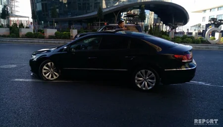 Bakının mərkəzində yol qəzası olub, avtomobillərdən biri aşıb - FOTO