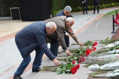 Azərbaycan xalqı Fəxri xiyabanda Ümummilli Liderin məzarını ziyarət edir