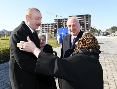 Prezident Sumqayıtın dənizkənarı bulvarında şəhərin sakinləri ilə görüşüb