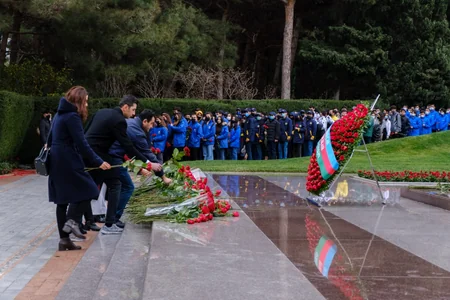 Gənc könüllülər ulu öndərin xatirəsini anıblar