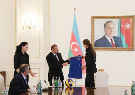 Prezident İlham Əliyev qadın voleybolçulardan ibarət Azərbaycan milli komandasının heyətini qəbul edib - ƏLAVƏ OLUNUB