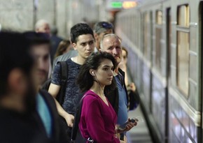 Bakı metrosunda sərnişin sıxlığı qatarların ləngiməsinə səbəb olub