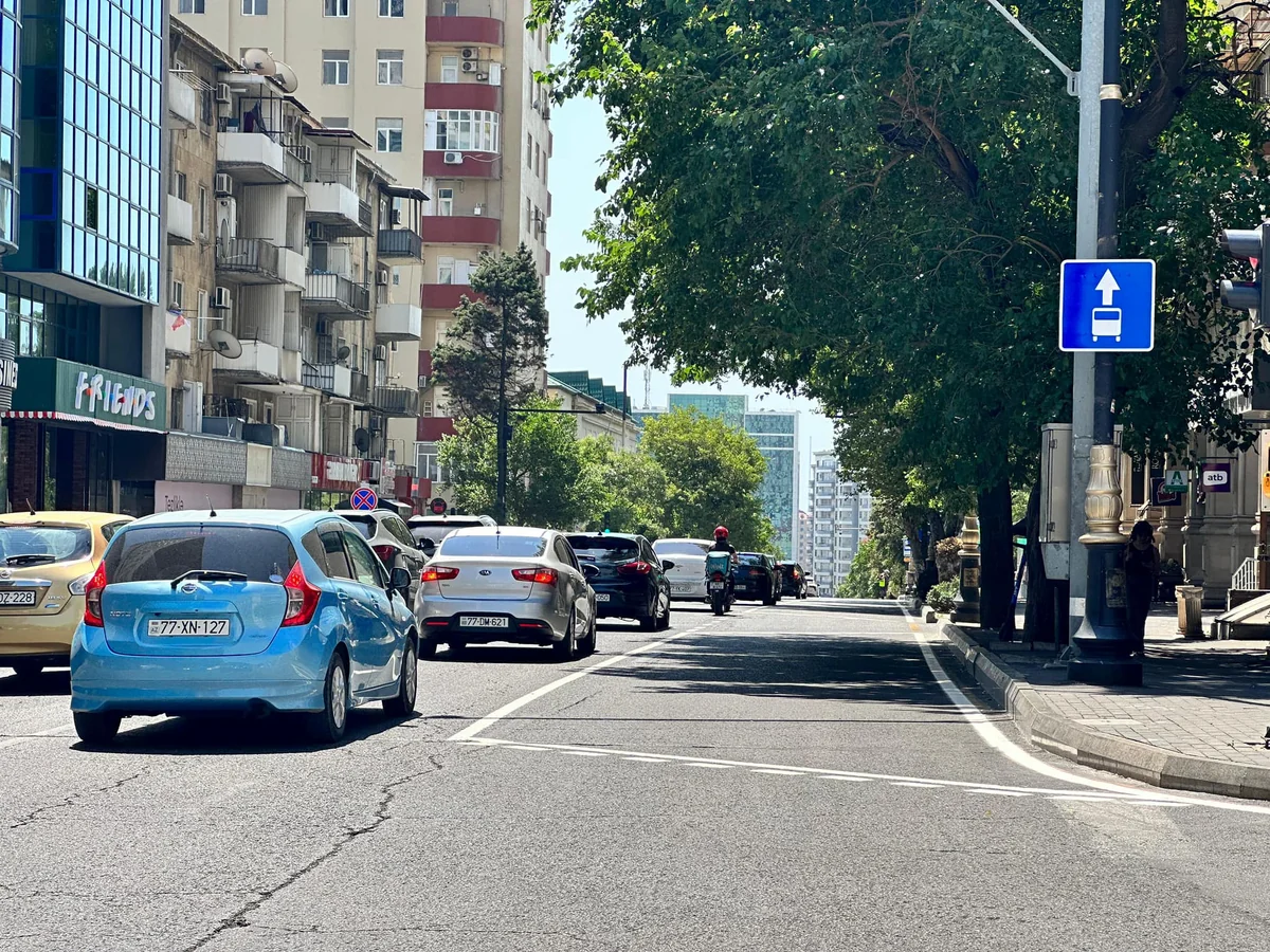 Bakının Cəfər Cabbarlı küçəsində hərəkət zolaqlarının təşkil edilməsi yekunlaşıb