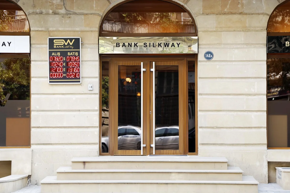 Silkway Bank manat/dollar konvertasiyasını məhdudlaşdırıb