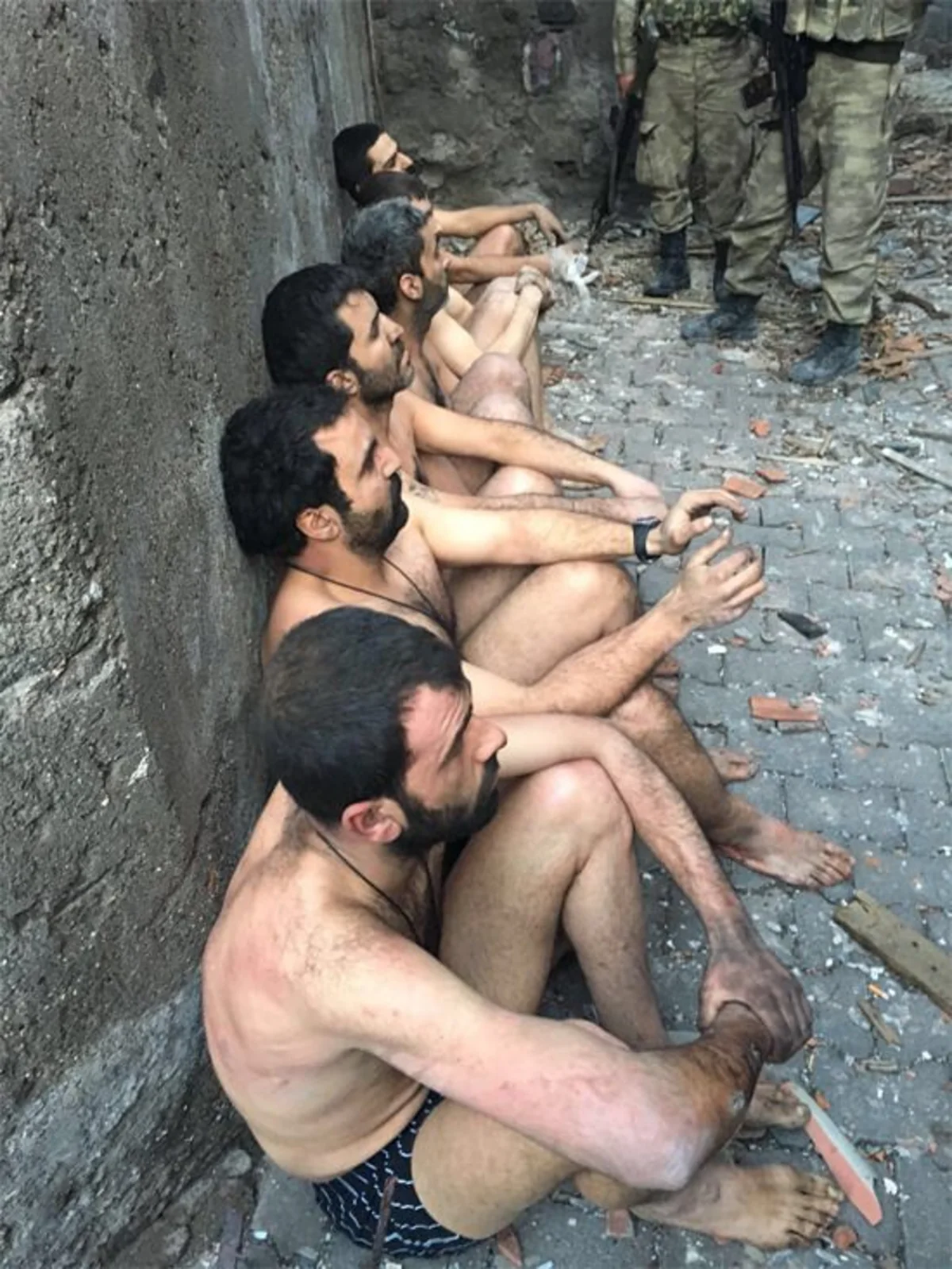 PKK terrorçuları çılpaq vəziyyətdə türk əsgərinə təslim olublar