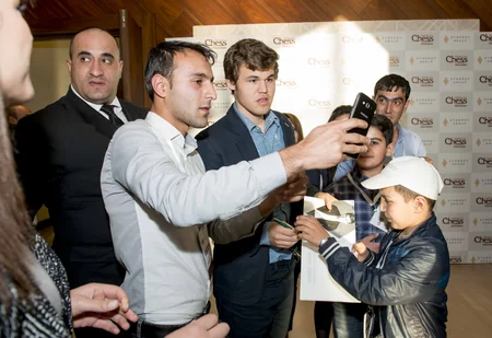 Xanım fanatlar Maqnus Karlsenlə selfie çəkdirdi - FOTO