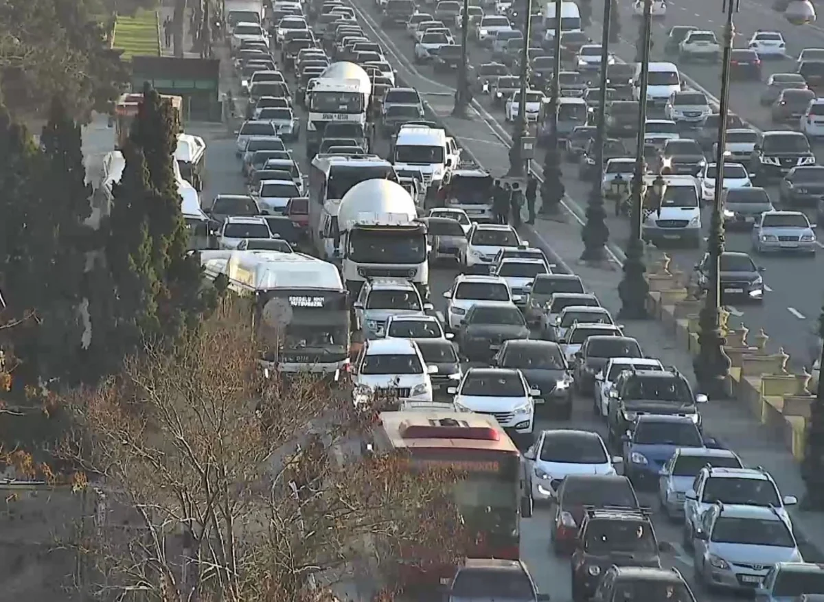Bakıda avtobuslar gecikmə ilə hərəkət edir