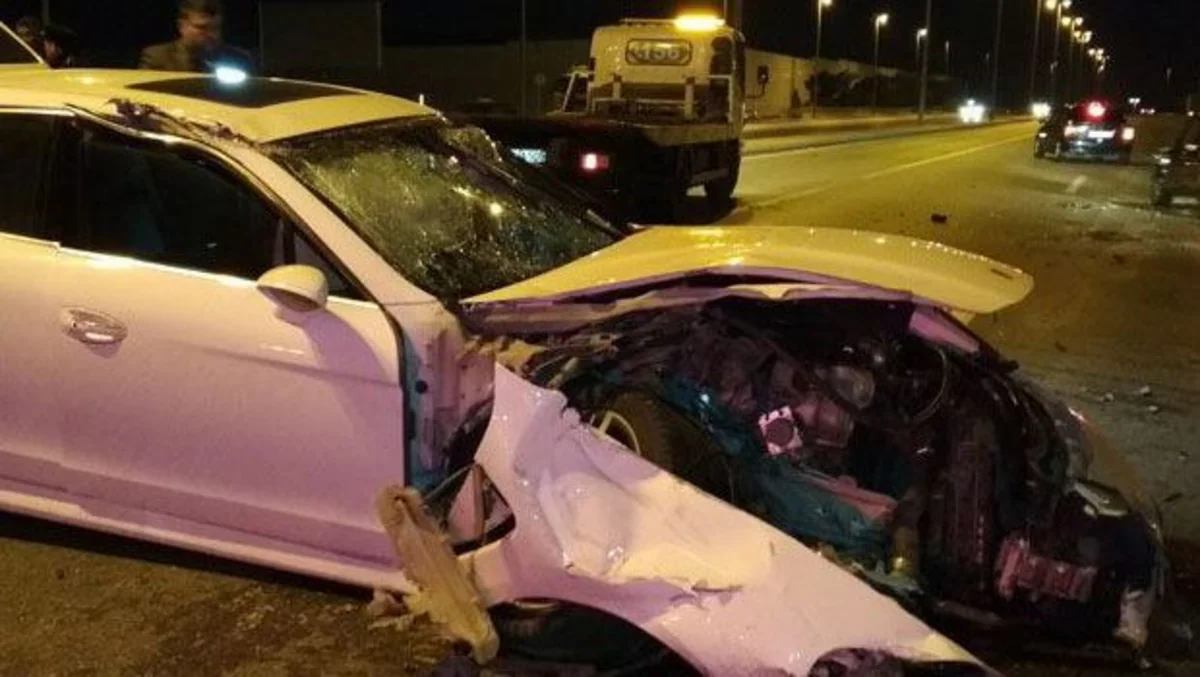 В Евлахе автомобиль врезался в ограждение, пострадали 5 человек