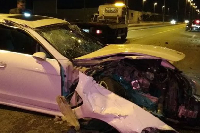 В Евлахе автомобиль врезался в ограждение, пострадали 5 человек