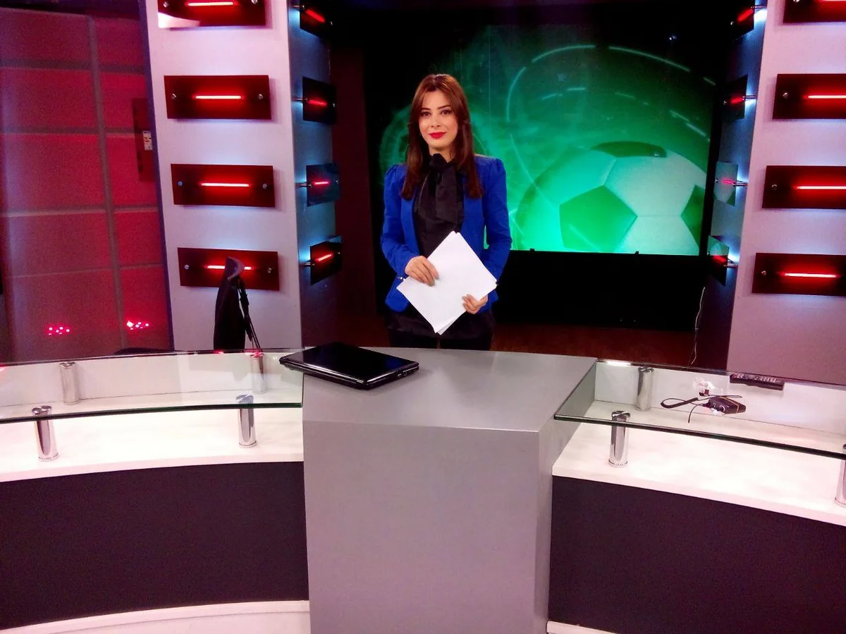 Xəzər TV-nin xanım aparıcısı studiyada yıxılaraq ağır xəsarət alıb