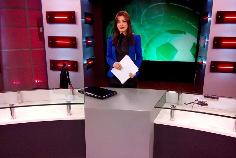 Xəzər TV-nin xanım aparıcısı studiyada yıxılaraq ağır xəsarət alıb