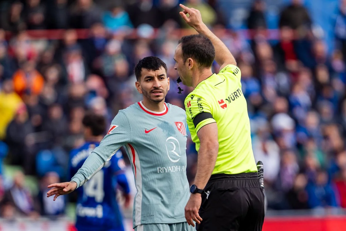 Atletikonun hakimi təhqir edən futbolçusu beş oyunluq cəza alıb