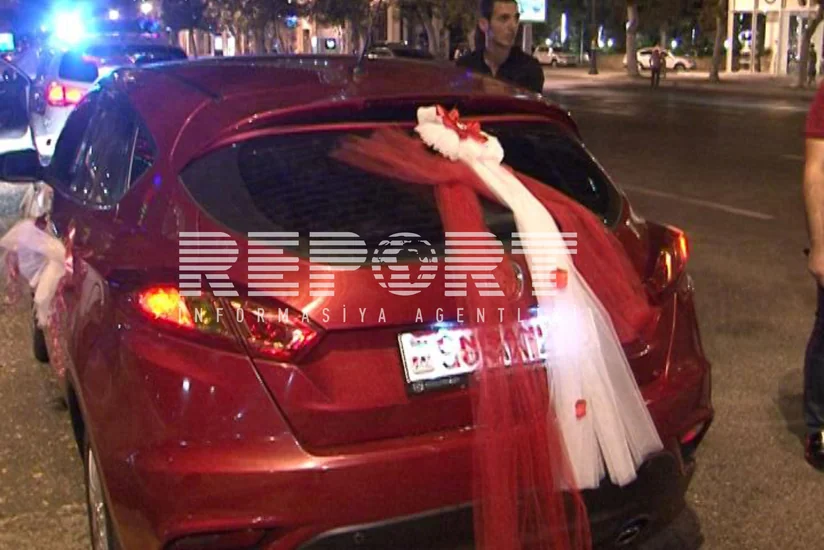 ​Avtomobilinin dövlət qeydiyyat nişanının yerinə plakat bağlayan sürücü cəzalandırılıb - FOTO