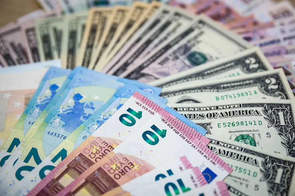 Доллар снизился до 67 рублей, евро - ниже 72