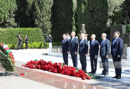 Ümummilli Lider Heydər Əliyevin xatirəsi anılır - FOTOREPORTAJ