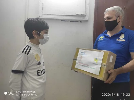 Real Madrid Fondu futbol məktəbinin üzvlərinə ərzaq yardımı edib