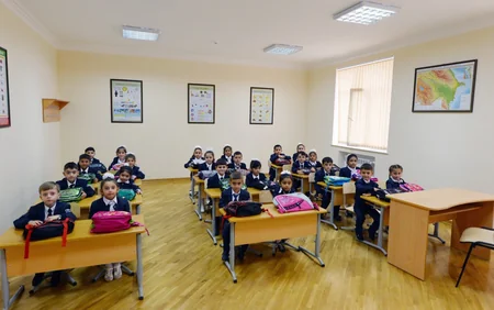 ​Prezident İlham Əliyev 148 nömrəli tam orta məktəbdə yenidənqurma işlərindən sonra yaradılan şəraitlə tanış olub
