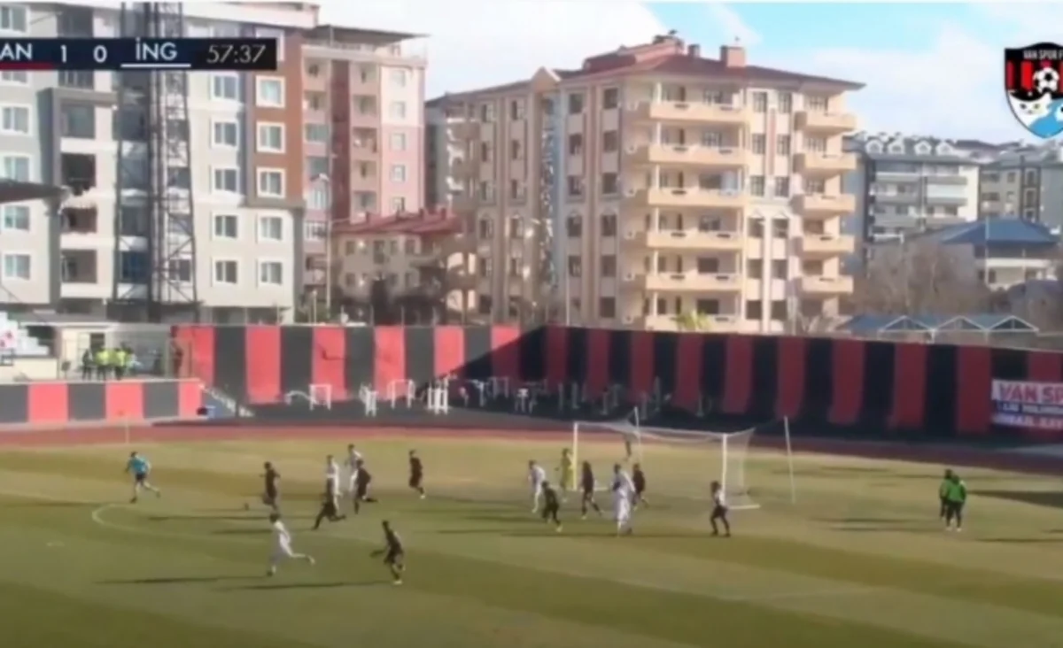 Türkiyəli futbolçu öz cərimə meydançasından qol vurub