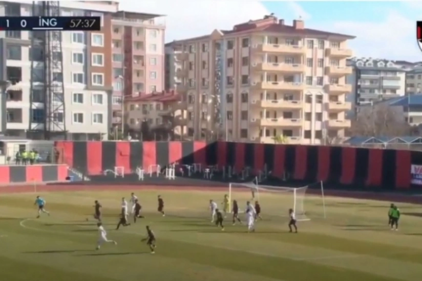 Türkiyəli futbolçu öz cərimə meydançasından qol vurub