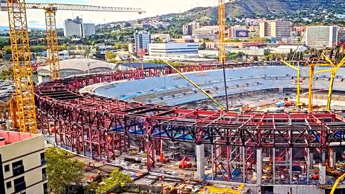 “Kamp Nou” stadionunda fəhlələr arasında dava düşüb