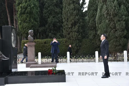 Müdafiə Sənayesi Nazirliyinin kollektivi ulu öndər Heydər Əliyevin məzarını ziyarət edib