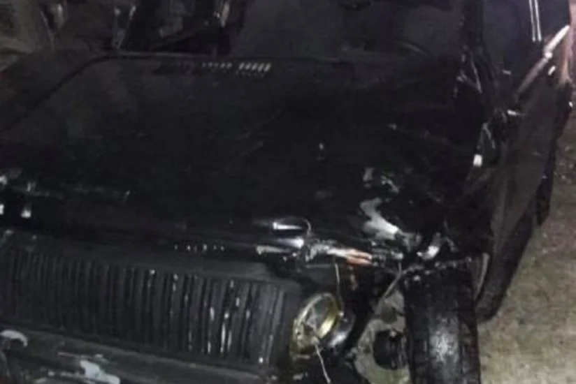 Автомобиль снес фонарный столб и врезался в дерево в центре Азербайджана - ФОТО