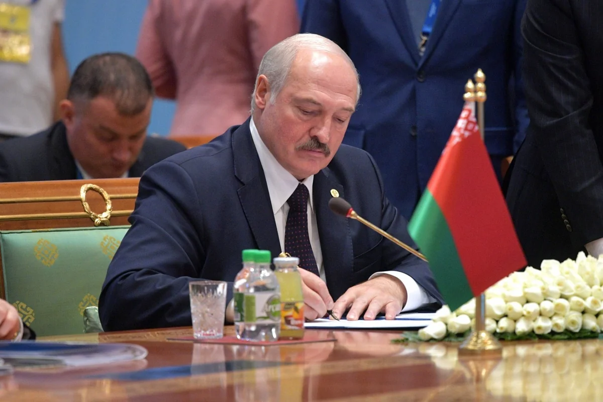 Aleksandr Lukaşenko: “Belaruslular meydanı deyil, sexdə işləməyi seçdilər”
