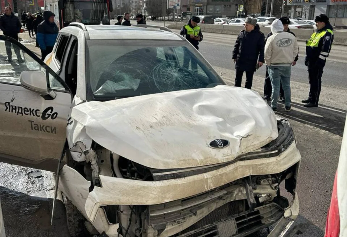 В Казани  водитель такси сбил 11 человек на остановке