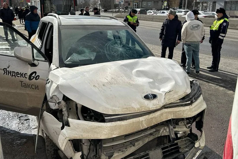 В Казани  водитель такси сбил 11 человек на остановке
