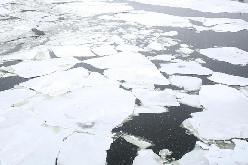 В Канаде под лед провалилась группа на снегоходах
