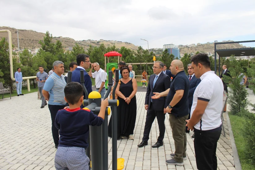 Jurnalistlərin binasının həyətində abadlıq işləri görülüb