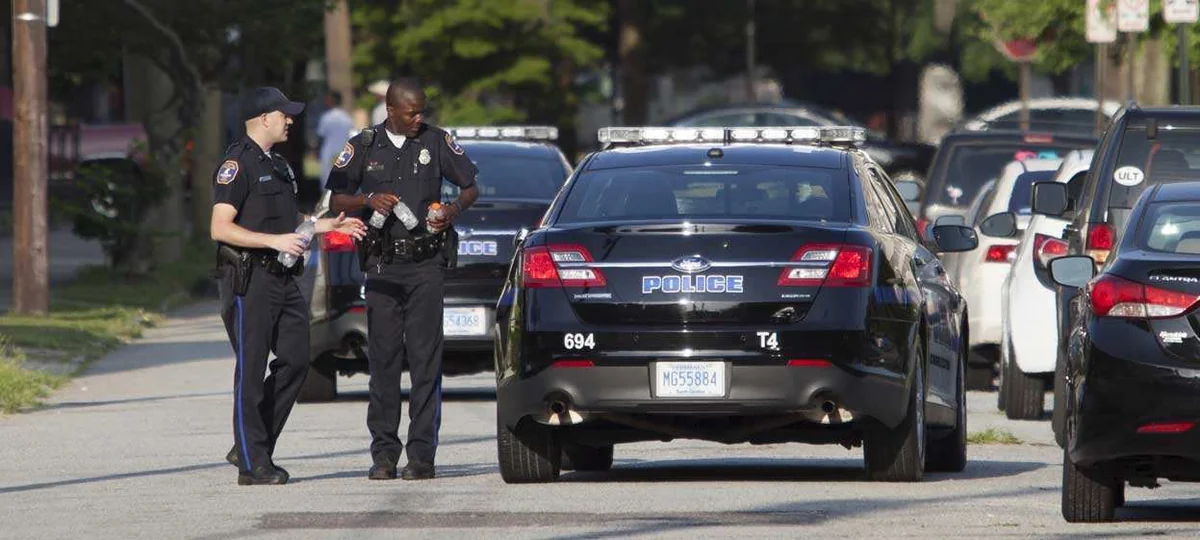 ABŞ sakini bankı soyaraq ələ keçirdiyi pulları küçəyə səpib - VİDEO