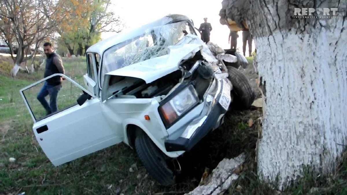 Avtomobil ağaca çırpıldı, sürücünün ayağı sındı - VİDEO