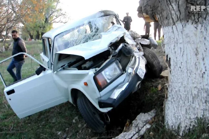 Avtomobil ağaca çırpıldı, sürücünün ayağı sındı - VİDEO